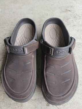 CROCS  Men's Yukon Vista Clogs featuring faux leather Upper